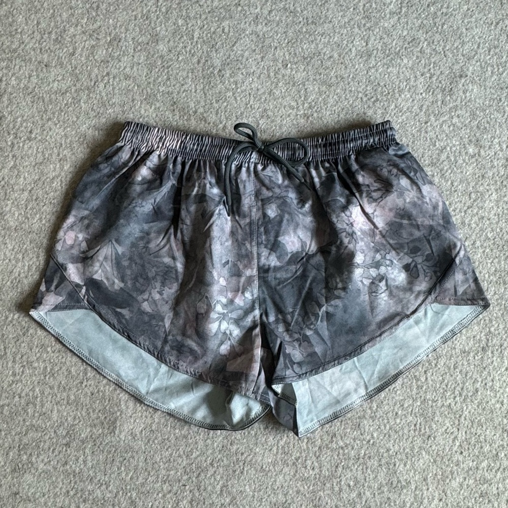 Grey leaf print Workout shorts